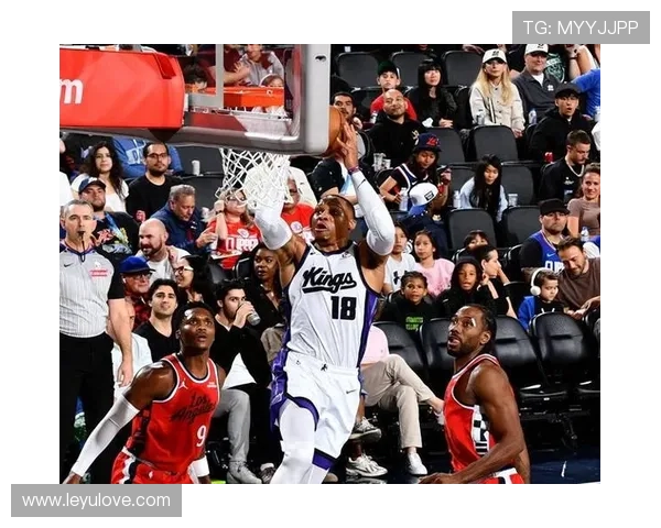 约翰·沃尔突破组织效率提升明显，关键时刻助快船拉开比分