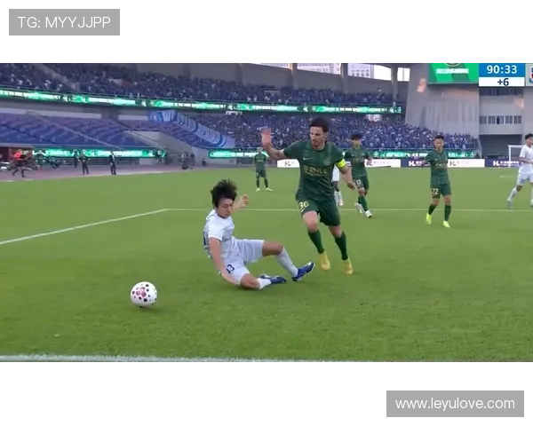 假摔判罚的核心依据：裁判如何识别非接触式倒地行为