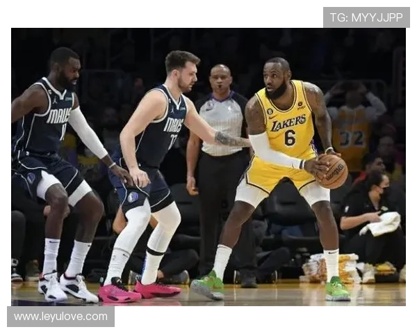 拉人犯规为何有时不吹？裁判判罚的3个关键尺度