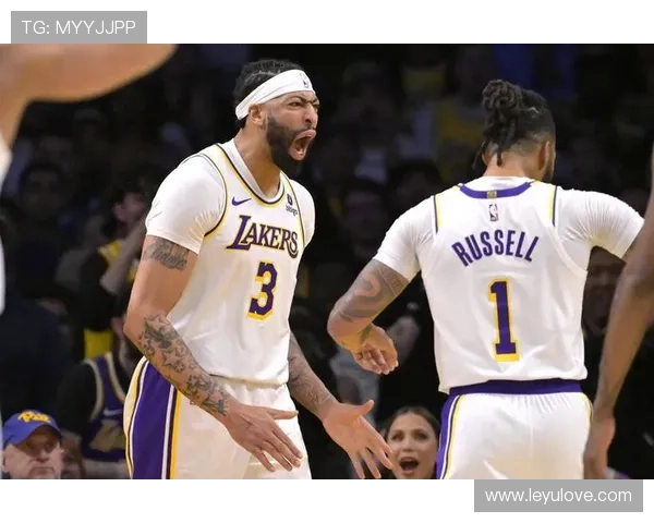 戴维斯挡拆拉开空间助力湖人关键时刻防守提升效率